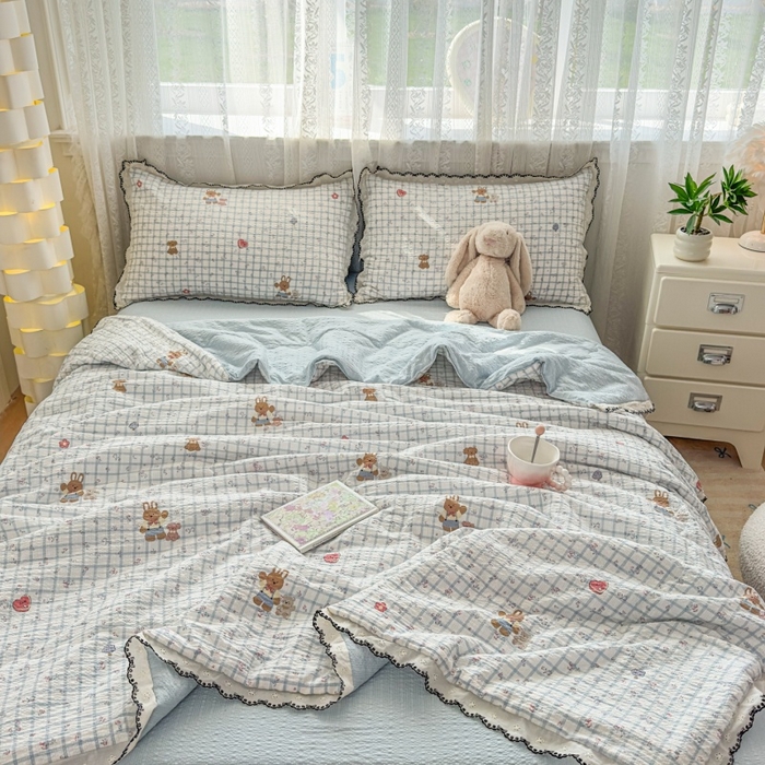 91家纺网 家纺一手货源 找家纺 赫本家纺 2026新款全棉镂空花边云感印花双层纱夏被四件套 雾蓝格小兔