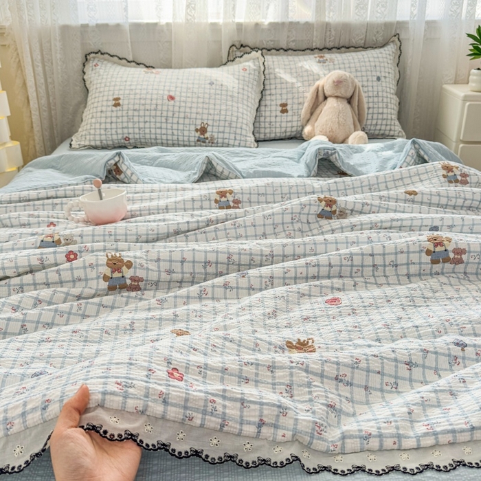 91家纺网 家纺一手货源 找家纺 赫本家纺 2026新款全棉镂空花边云感印花双层纱夏被四件套 雾蓝格小兔