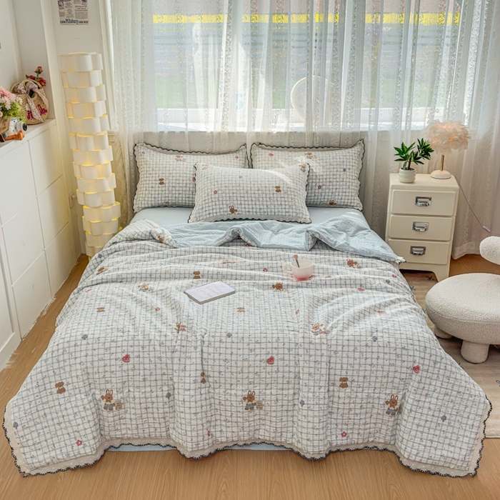 91家纺网 家纺一手货源 找家纺 赫本家纺 2026新款全棉镂空花边云感印花双层纱夏被四件套 雾蓝格小兔