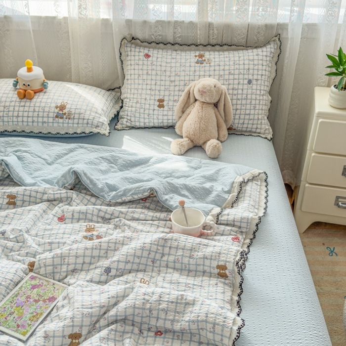 91家纺网 家纺一手货源 找家纺 赫本家纺 2026新款全棉镂空花边云感印花双层纱夏被四件套 雾蓝格小兔