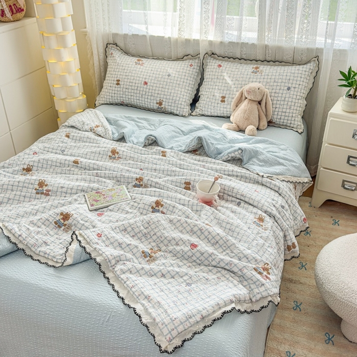 91家纺网 家纺一手货源 找家纺 赫本家纺 2026新款全棉镂空花边云感印花双层纱夏被四件套 雾蓝格小兔