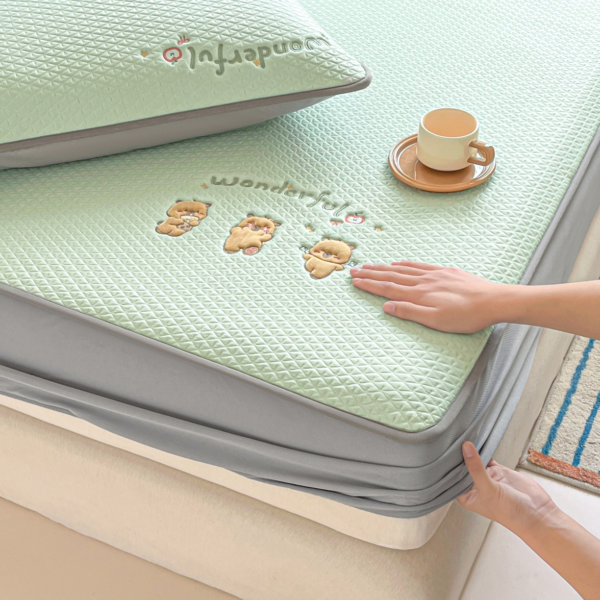 91家纺网 家纺一手货源 找家纺 欧邦 2026新款PE中分子刺绣复合床笠款冰豆豆夏被套件-卡皮巴拉系列 卡皮-绿