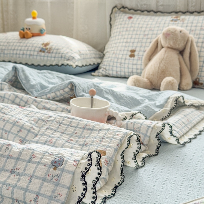 91家纺网 家纺一手货源 找家纺 赫本家纺 2026新款全棉镂空花边云感印花双层纱夏被四件套 雾蓝格小兔