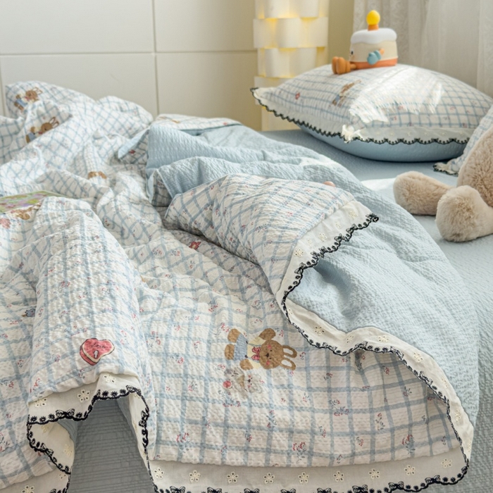 91家纺网 家纺一手货源 找家纺 赫本家纺 2026新款全棉镂空花边云感印花双层纱夏被四件套 雾蓝格小兔