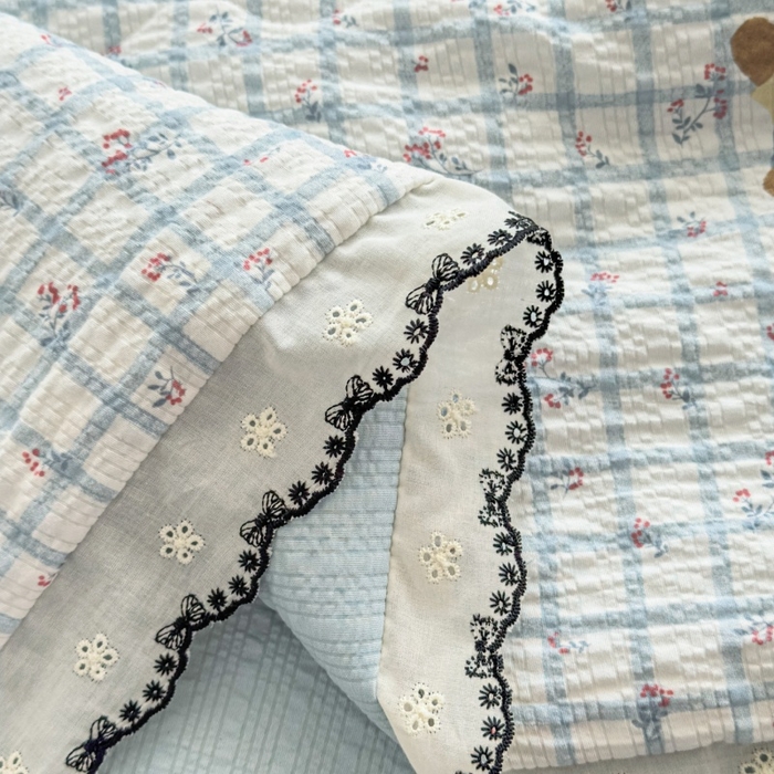 91家纺网 家纺一手货源 找家纺 赫本家纺 2026新款全棉镂空花边云感印花双层纱夏被四件套 雾蓝格小兔