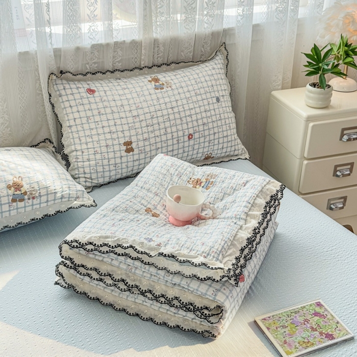 91家纺网 家纺一手货源 找家纺 赫本家纺 2026新款全棉镂空花边云感印花双层纱夏被四件套 雾蓝格小兔