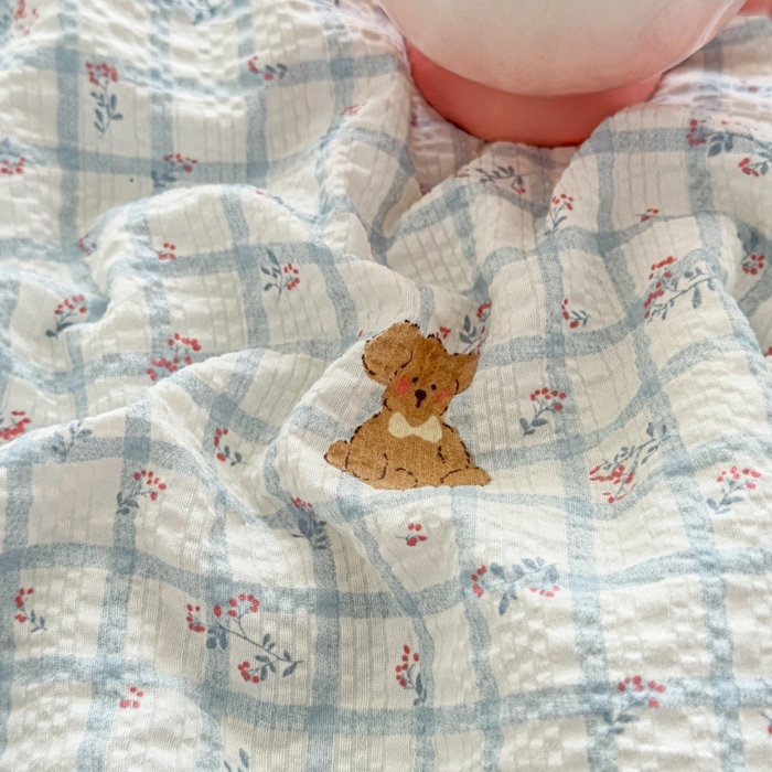 91家纺网 家纺一手货源 找家纺 赫本家纺 2026新款全棉镂空花边云感印花双层纱夏被四件套 雾蓝格小兔