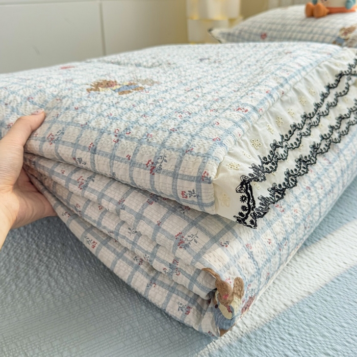 91家纺网 家纺一手货源 找家纺 赫本家纺 2026新款全棉镂空花边云感印花双层纱夏被四件套 雾蓝格小兔