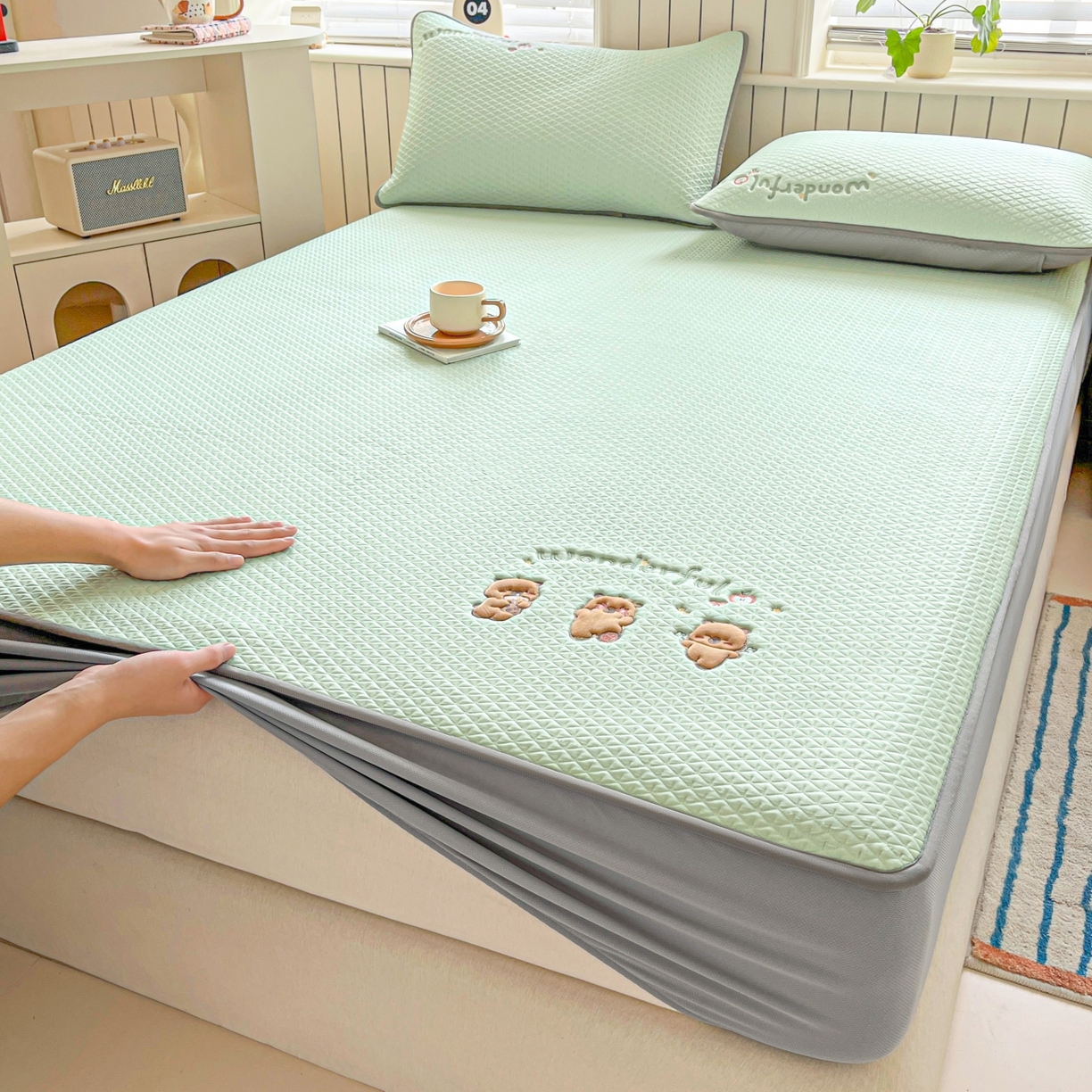 91家纺网 家纺一手货源 找家纺 欧邦 2026新款PE中分子刺绣复合床笠款冰豆豆夏被套件-卡皮巴拉系列 卡皮-绿