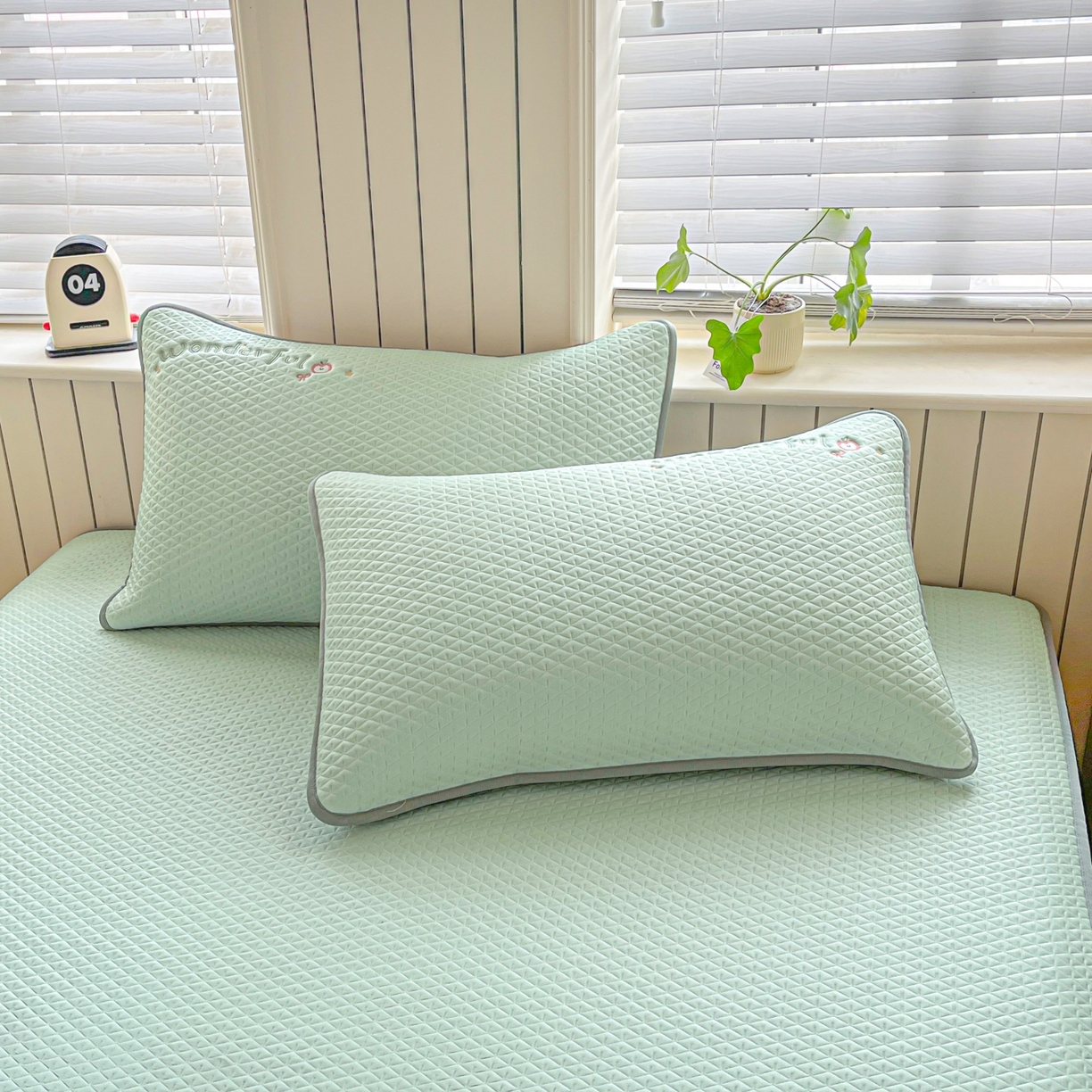 91家纺网 家纺一手货源 找家纺 欧邦 2026新款PE中分子刺绣复合床笠款冰豆豆夏被套件-卡皮巴拉系列 卡皮-绿