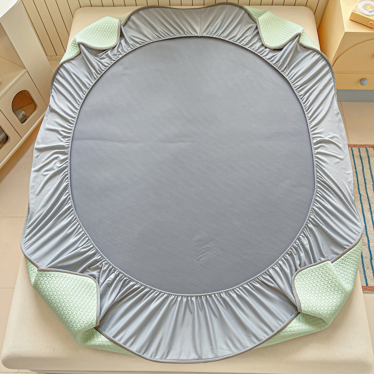 91家纺网 家纺一手货源 找家纺 欧邦 2026新款PE中分子刺绣复合床笠款冰豆豆夏被套件-卡皮巴拉系列 卡皮-绿