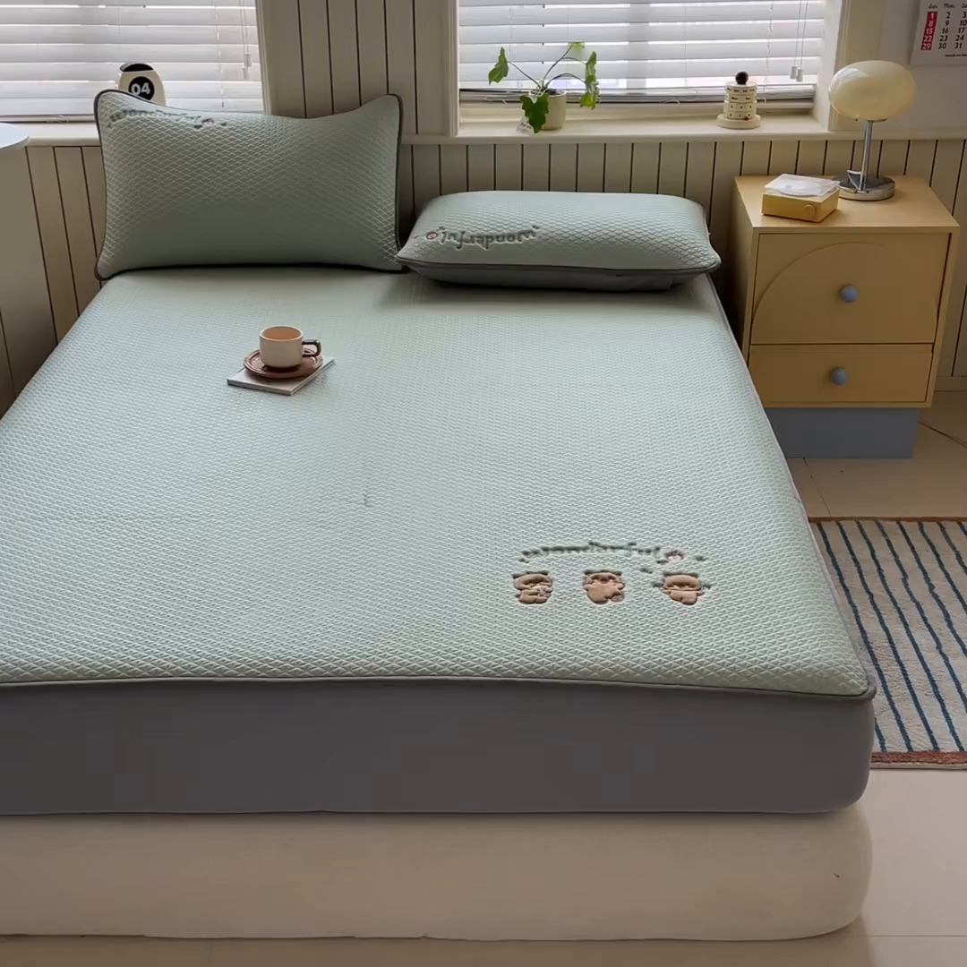 91家纺网 家纺一手货源 找家纺 欧邦 2026新款PE中分子刺绣复合床笠款冰豆豆夏被套件-卡皮巴拉系列 卡皮-绿