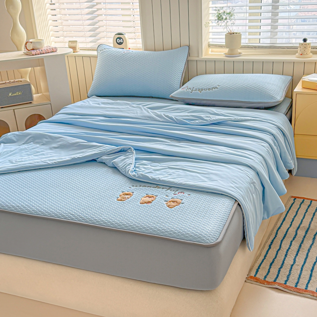 91家纺网 家纺一手货源 找家纺 欧邦 2026新款PE中分子刺绣复合床笠款冰豆豆夏被套件-卡皮巴拉系列 皮卡-蓝