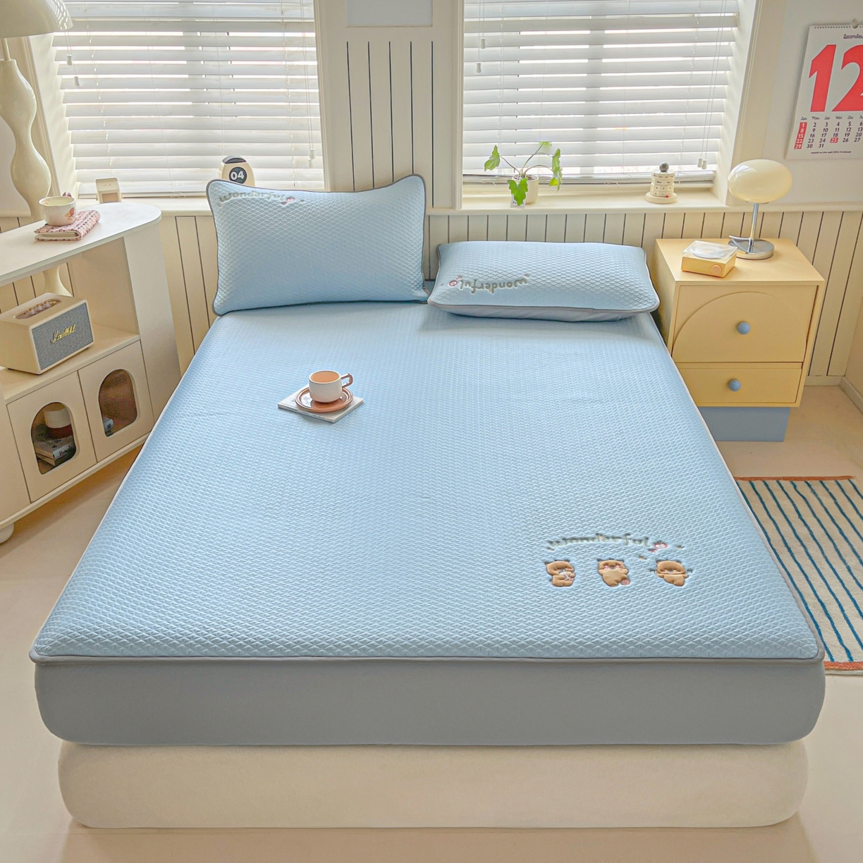 91家纺网 家纺一手货源 找家纺 欧邦 2026新款PE中分子刺绣复合床笠款冰豆豆夏被套件-卡皮巴拉系列 皮卡-蓝