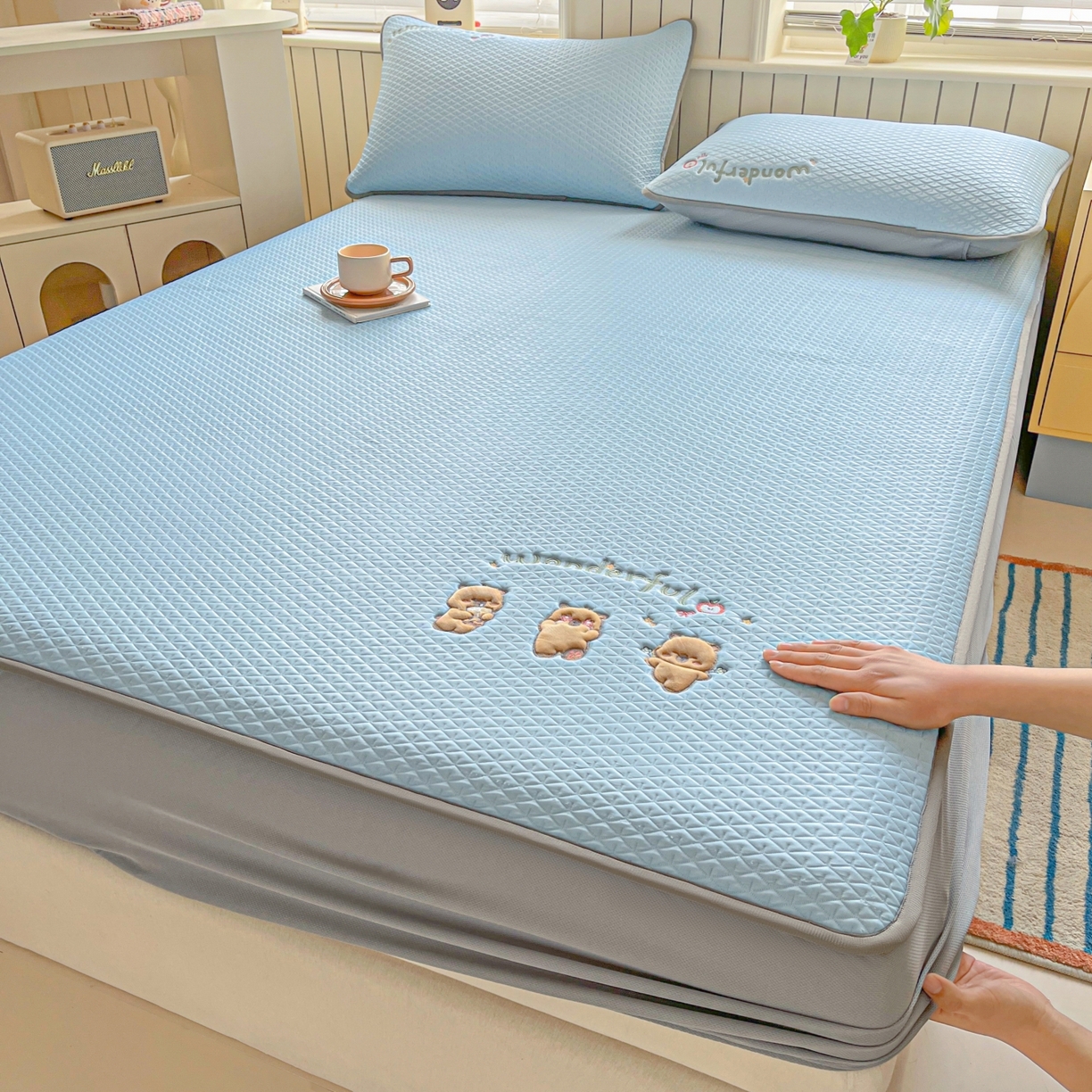 91家纺网 家纺一手货源 找家纺 欧邦 2026新款PE中分子刺绣复合床笠款冰豆豆夏被套件-卡皮巴拉系列 皮卡-蓝