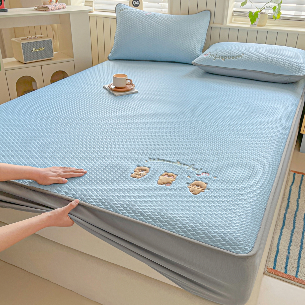 91家纺网 家纺一手货源 找家纺 欧邦 2026新款PE中分子刺绣复合床笠款冰豆豆夏被套件-卡皮巴拉系列 皮卡-蓝