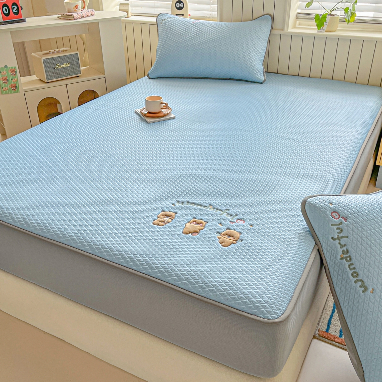 91家纺网 家纺一手货源 找家纺 欧邦 2026新款PE中分子刺绣复合床笠款冰豆豆夏被套件-卡皮巴拉系列 皮卡-蓝