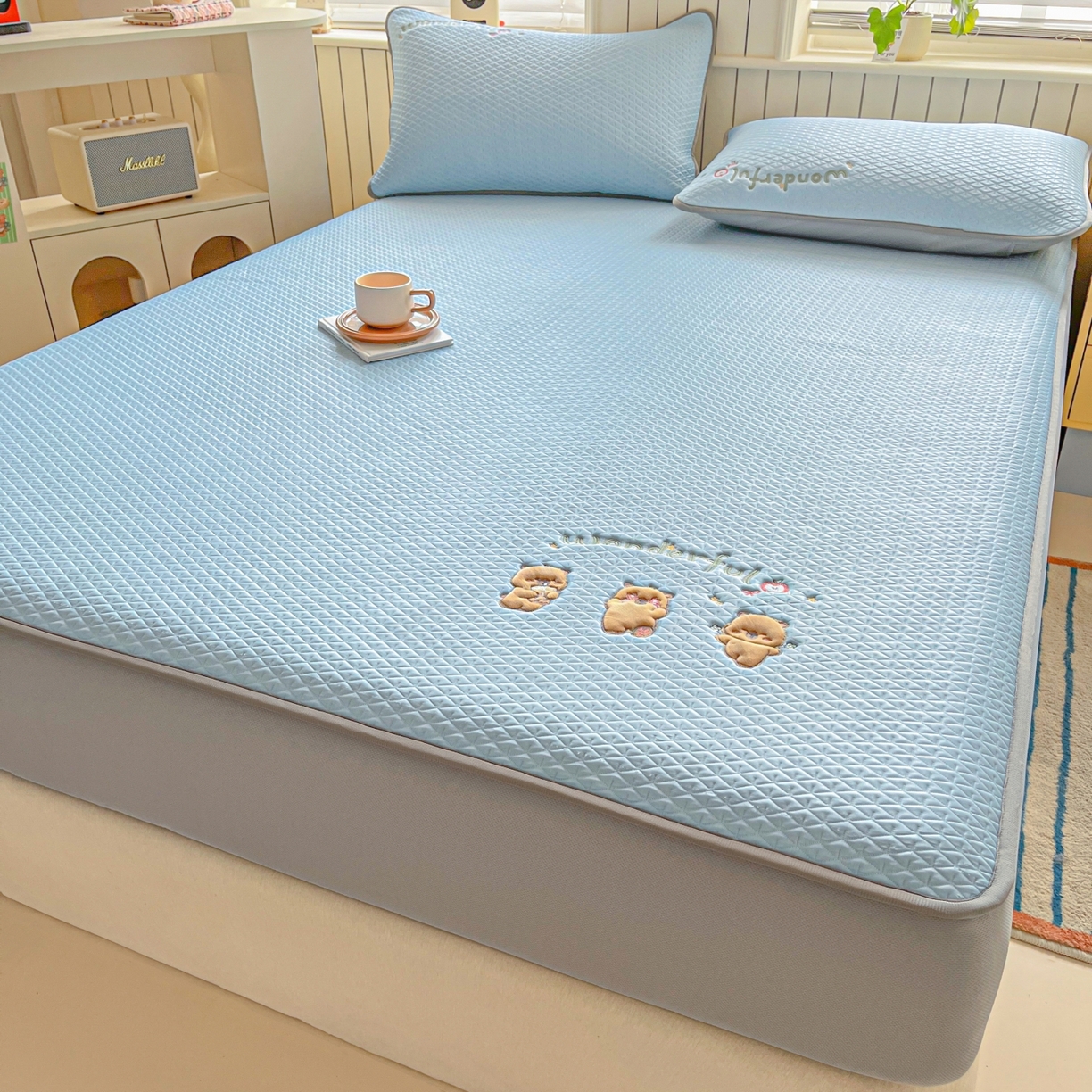 91家纺网 家纺一手货源 找家纺 欧邦 2026新款PE中分子刺绣复合床笠款冰豆豆夏被套件-卡皮巴拉系列 皮卡-蓝