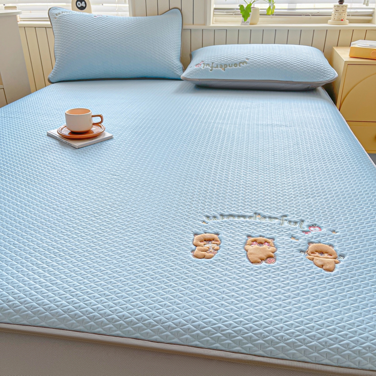 91家纺网 家纺一手货源 找家纺 欧邦 2026新款PE中分子刺绣复合床笠款冰豆豆夏被套件-卡皮巴拉系列 皮卡-蓝