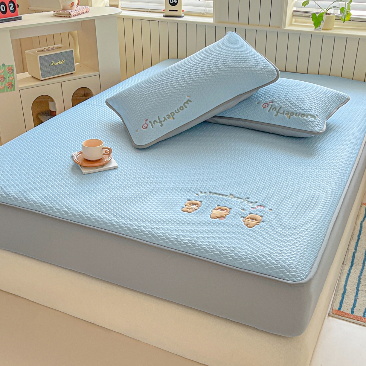 91家纺网 家纺一手货源 找家纺 欧邦 2026新款PE中分子刺绣复合床笠款冰豆豆夏被套件-卡皮巴拉系列 皮卡-蓝