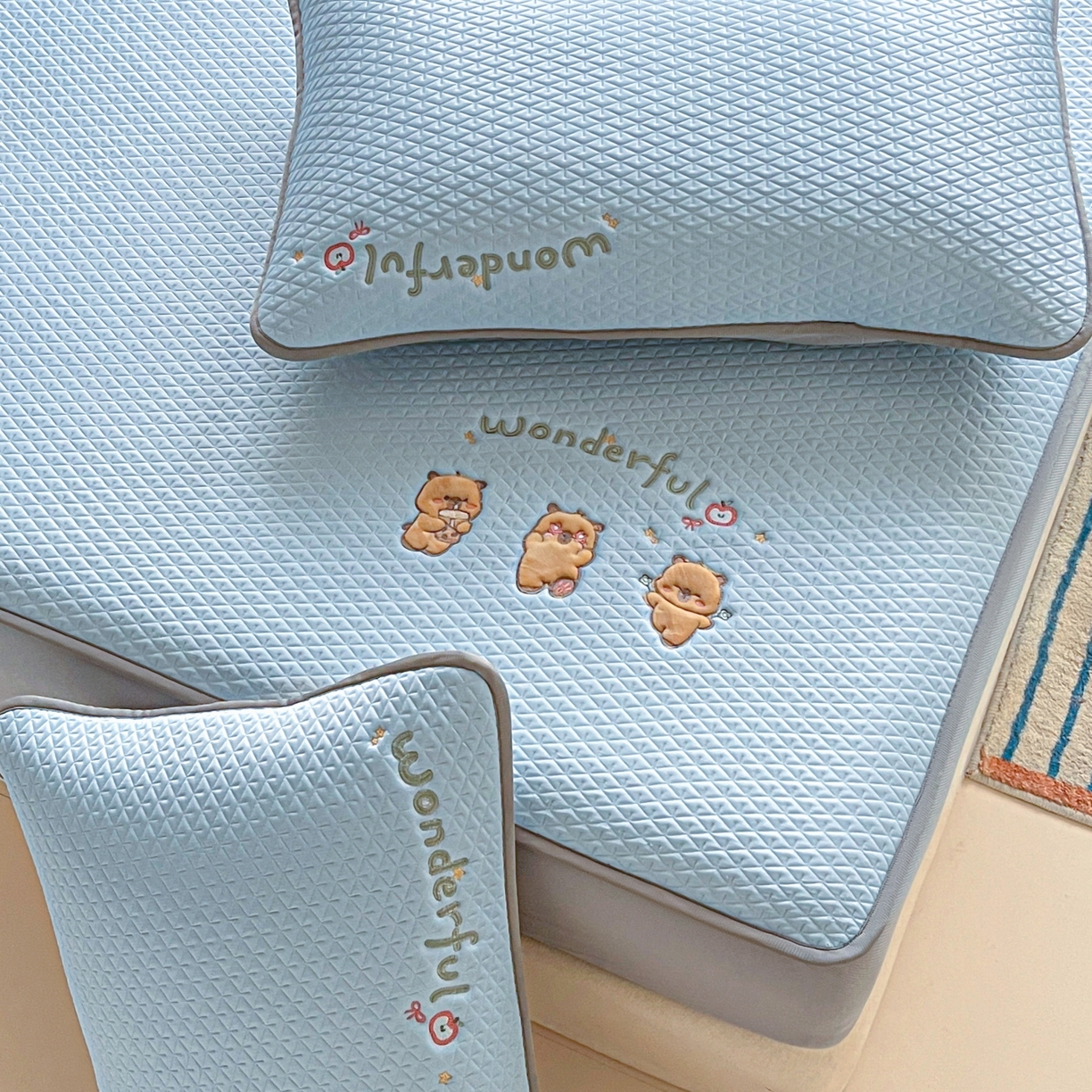 91家纺网 家纺一手货源 找家纺 欧邦 2026新款PE中分子刺绣复合床笠款冰豆豆夏被套件-卡皮巴拉系列 皮卡-蓝