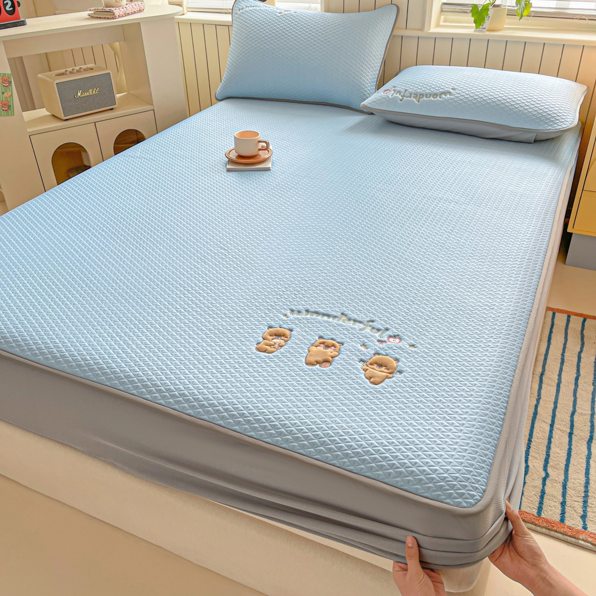 91家纺网 家纺一手货源 找家纺 欧邦 2026新款PE中分子刺绣复合床笠款冰豆豆夏被套件-卡皮巴拉系列 皮卡-蓝