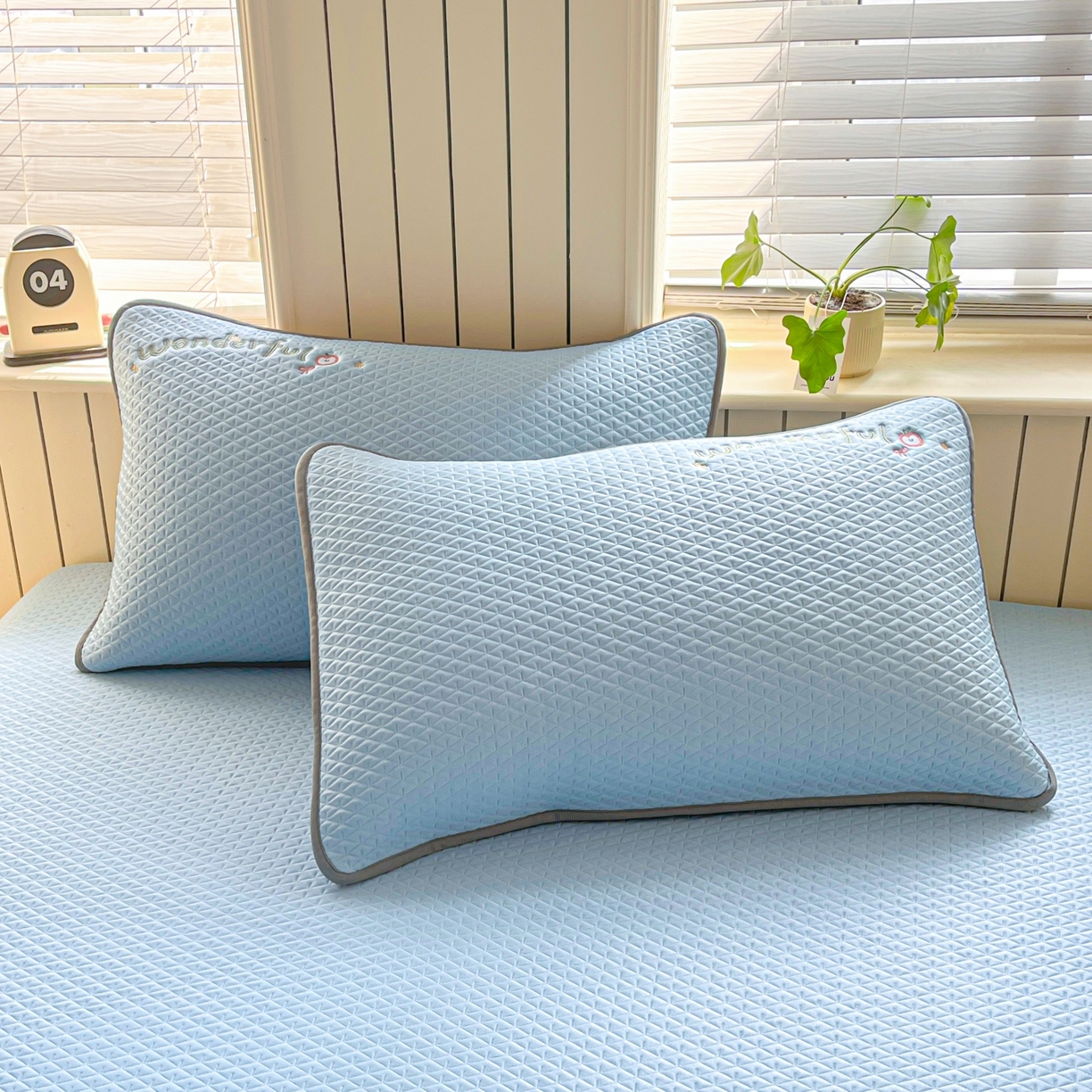 91家纺网 家纺一手货源 找家纺 欧邦 2026新款PE中分子刺绣复合床笠款冰豆豆夏被套件-卡皮巴拉系列 皮卡-蓝