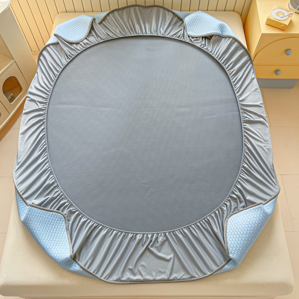 91家纺网 家纺一手货源 找家纺 欧邦 2026新款PE中分子刺绣复合床笠款冰豆豆夏被套件-卡皮巴拉系列 皮卡-蓝