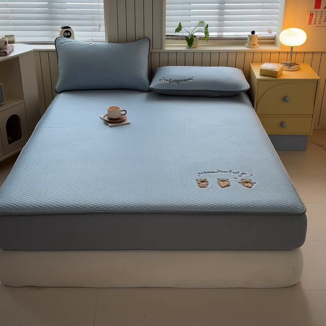 91家纺网 家纺一手货源 找家纺 欧邦 2026新款PE中分子刺绣复合床笠款冰豆豆夏被套件-卡皮巴拉系列 皮卡-蓝