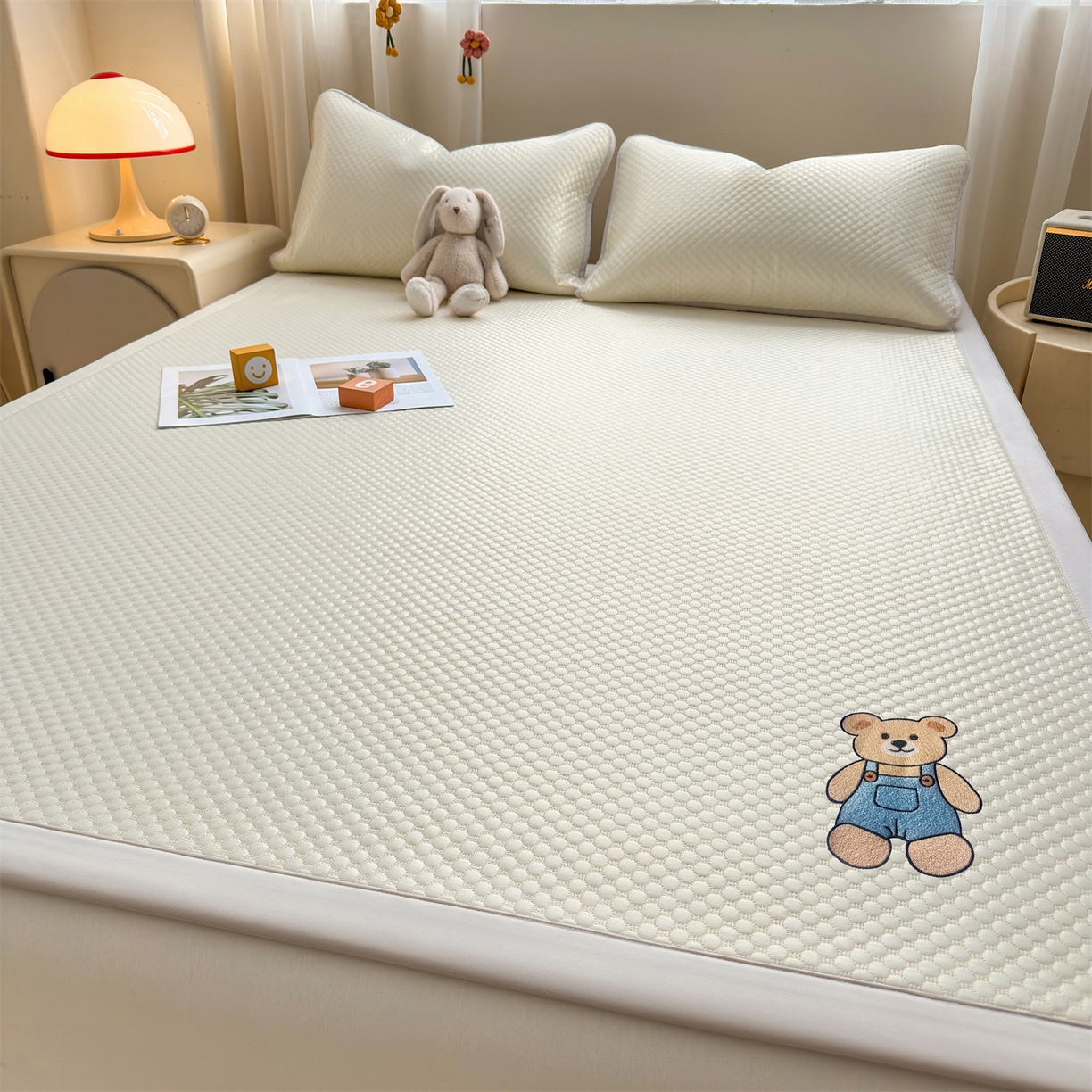 91家纺网 家纺一手货源 找家纺 （总）雯豆家纺 2026夏季新款绣花豆豆压花凉席三件套加厚三明治平铺席子纯色卡通凉席