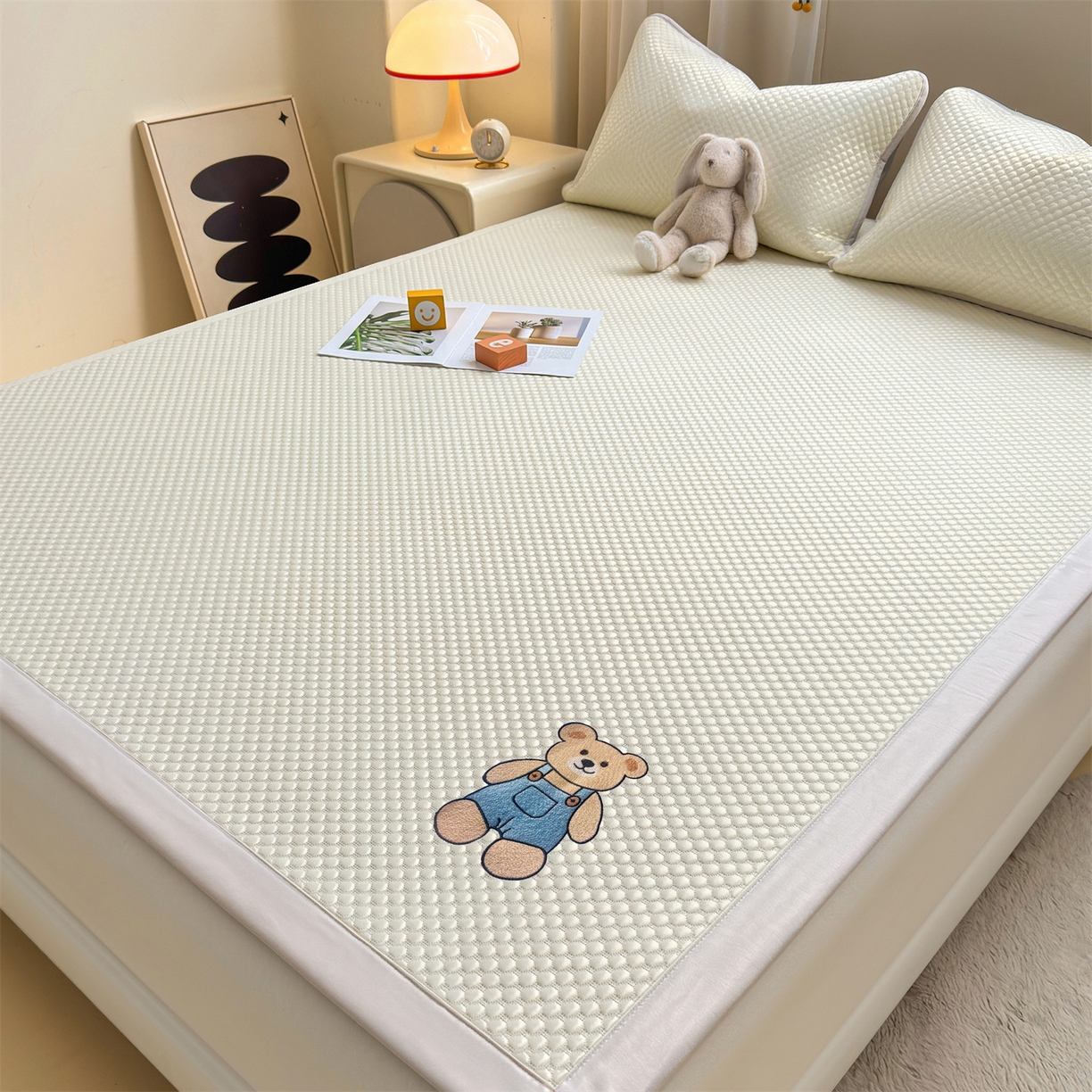 91家纺网 家纺一手货源 找家纺 （总）雯豆家纺 2026夏季新款绣花豆豆压花凉席三件套加厚三明治平铺席子纯色卡通凉席