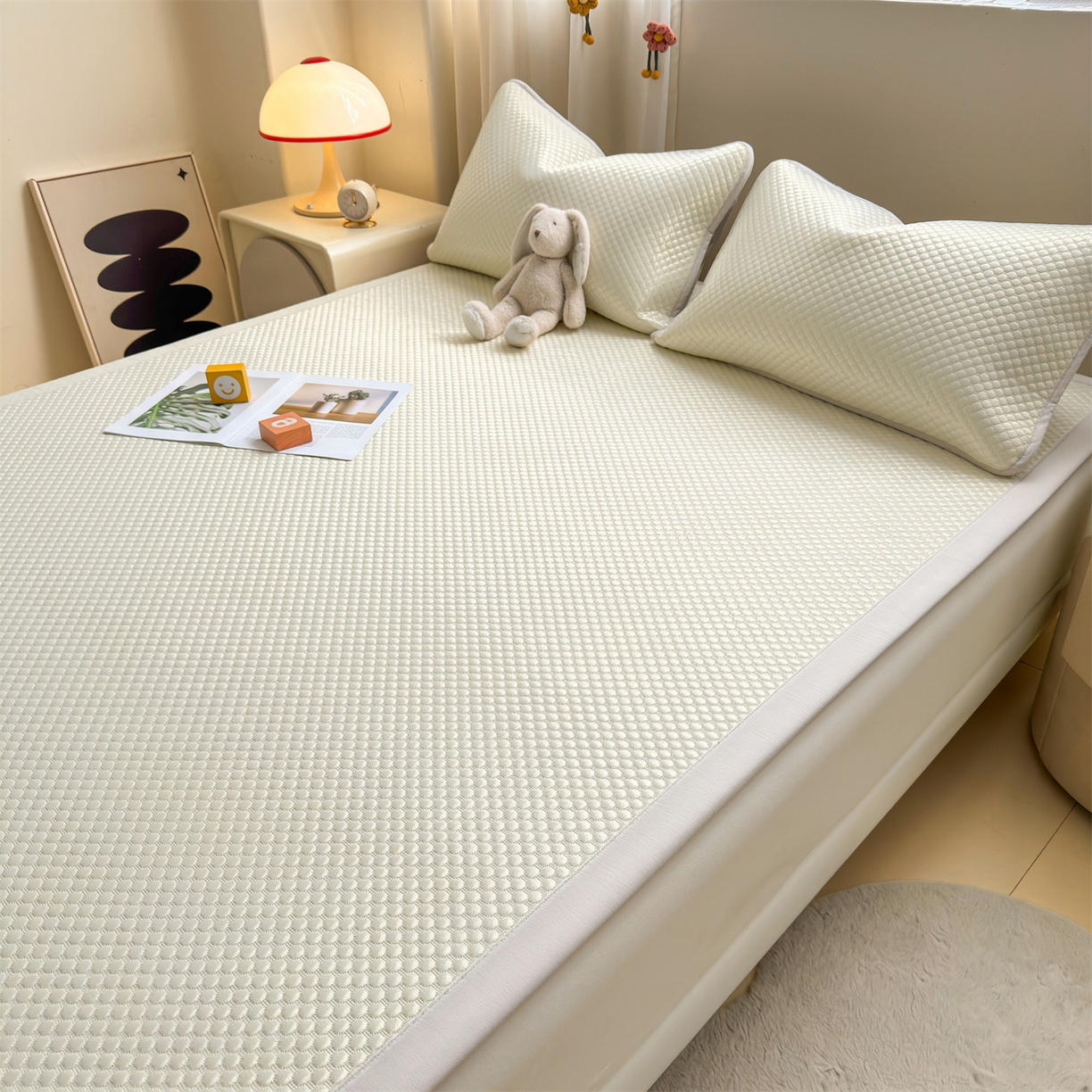 91家纺网 家纺一手货源 找家纺 （总）雯豆家纺 2026夏季新款绣花豆豆压花凉席三件套加厚三明治平铺席子纯色卡通凉席