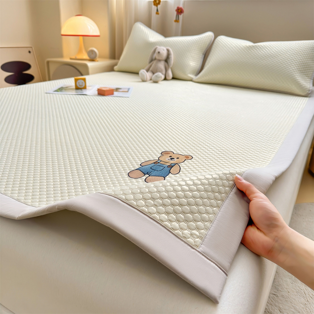 91家纺网 家纺一手货源 找家纺 （总）雯豆家纺 2026夏季新款绣花豆豆压花凉席三件套加厚三明治平铺席子纯色卡通凉席