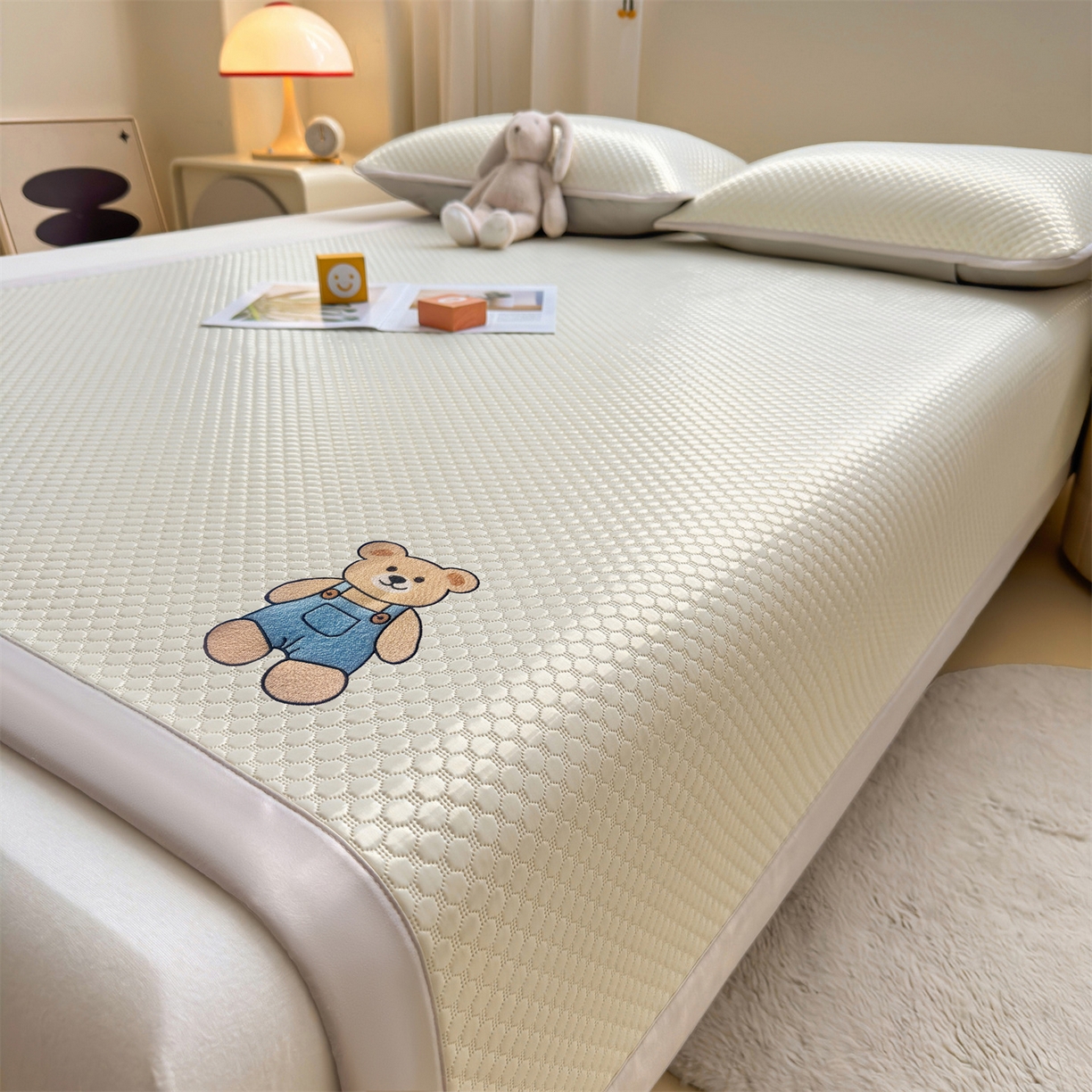 91家纺网 家纺一手货源 找家纺 （总）雯豆家纺 2026夏季新款绣花豆豆压花凉席三件套加厚三明治平铺席子纯色卡通凉席