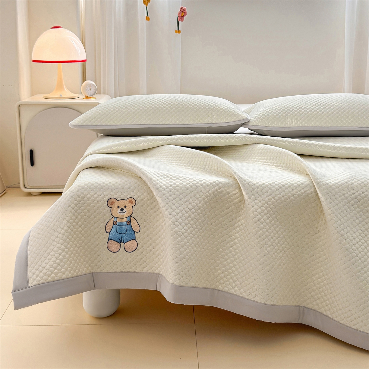 91家纺网 家纺一手货源 找家纺 （总）雯豆家纺 2026夏季新款绣花豆豆压花凉席三件套加厚三明治平铺席子纯色卡通凉席