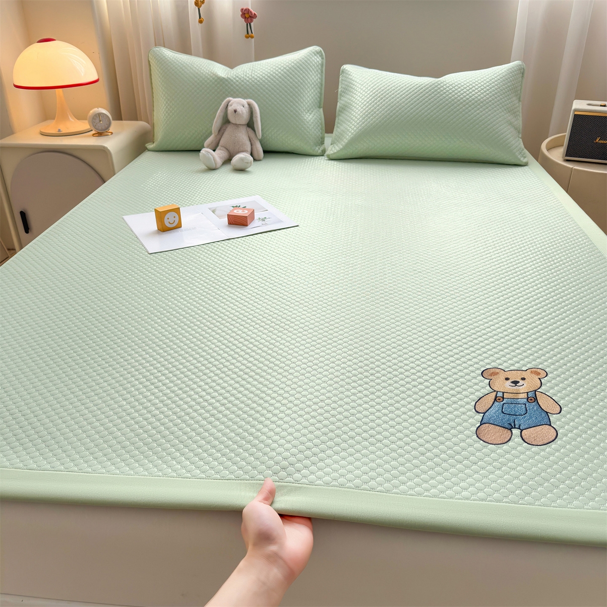 91家纺网 家纺一手货源 找家纺 （总）雯豆家纺 2026夏季新款绣花豆豆压花凉席三件套加厚三明治平铺席子纯色卡通凉席