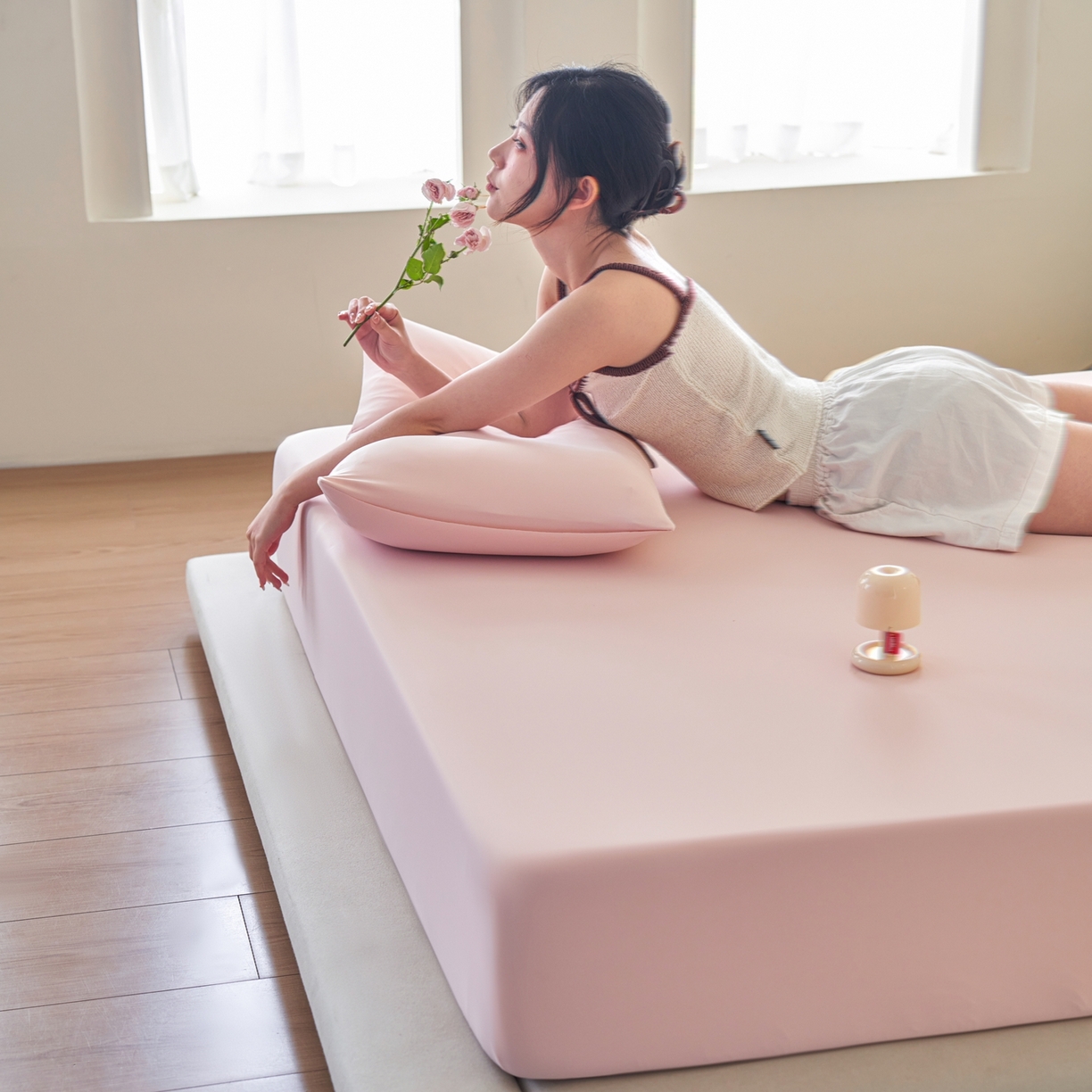 91家纺网 家纺一手货源 找家纺 亿梵家居 2026新款A类锦氨凉感床笠某姆同款冰皮纯色床笠全包围三件套 蜜桃粉