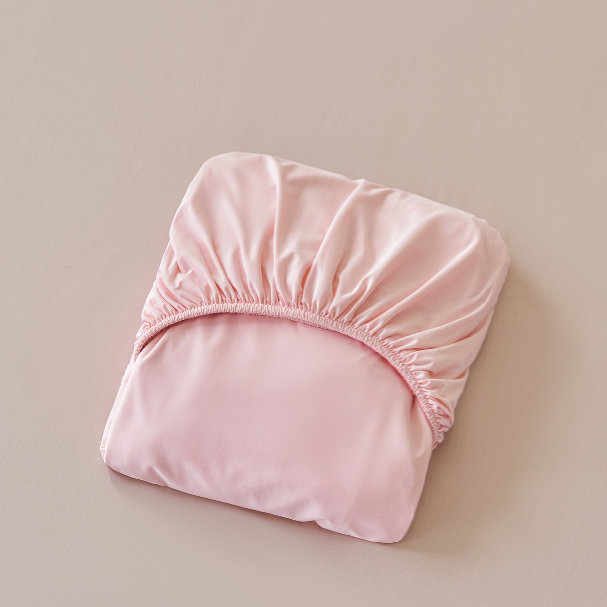 91家纺网 家纺一手货源 找家纺 亿梵家居 2026新款A类锦氨凉感床笠某姆同款冰皮纯色床笠全包围三件套 蜜桃粉