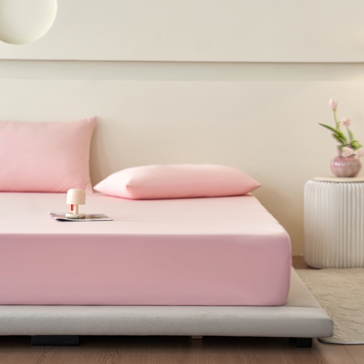 91家纺网 家纺一手货源 找家纺 亿梵家居 2026新款A类锦氨凉感床笠某姆同款冰皮纯色床笠全包围三件套 蜜桃粉