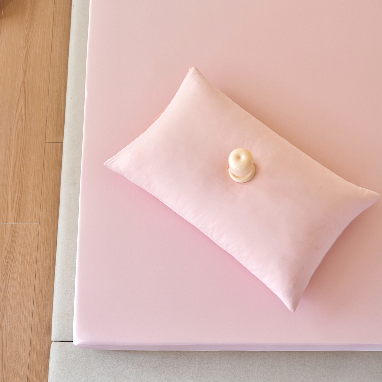 91家纺网 家纺一手货源 找家纺 亿梵家居 2026新款A类锦氨凉感床笠某姆同款冰皮纯色床笠全包围三件套 蜜桃粉