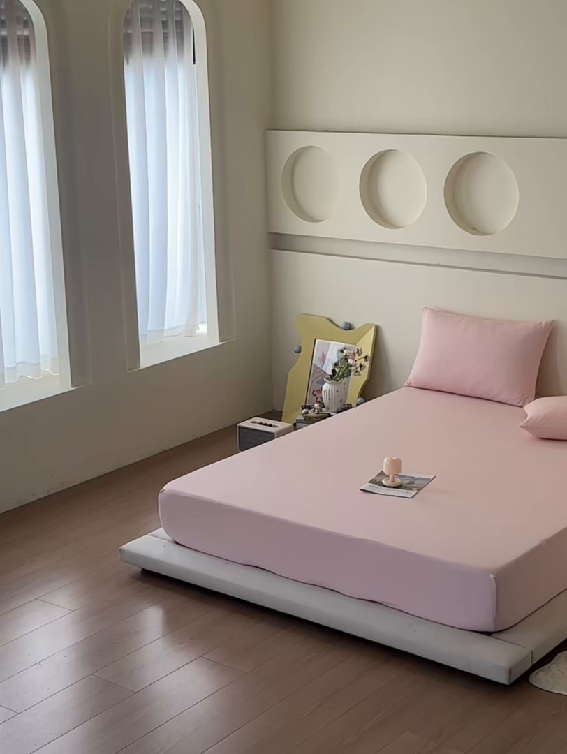 91家纺网 家纺一手货源 找家纺 亿梵家居 2026新款A类锦氨凉感床笠某姆同款冰皮纯色床笠全包围三件套 蜜桃粉