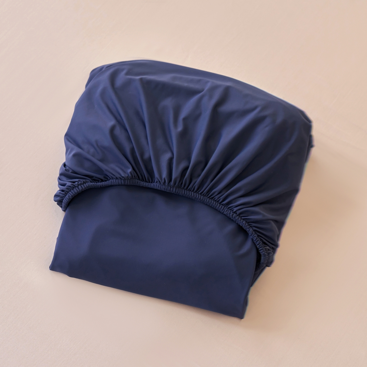 91家纺网 家纺一手货源 找家纺 亿梵家居 2026新款A类锦氨凉感床笠某姆同款冰皮纯色床笠全包围三件套 深睡蓝