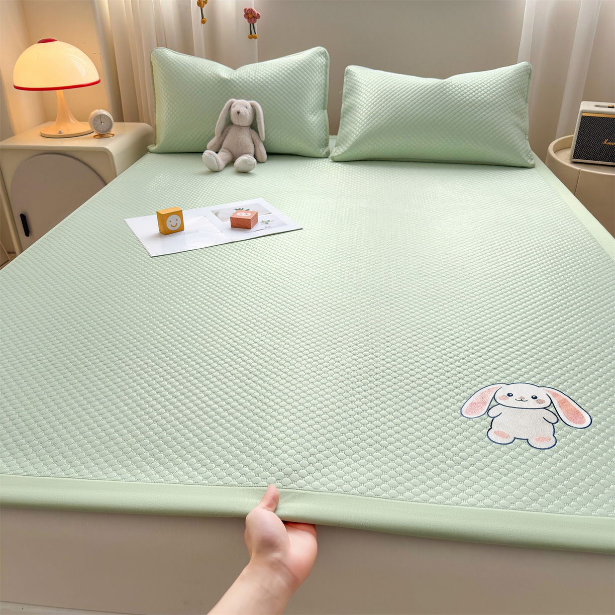 91家纺网 家纺一手货源 找家纺 （总）雯豆家纺 2026夏季新款绣花豆豆压花凉席三件套加厚三明治平铺席子纯色卡通凉席