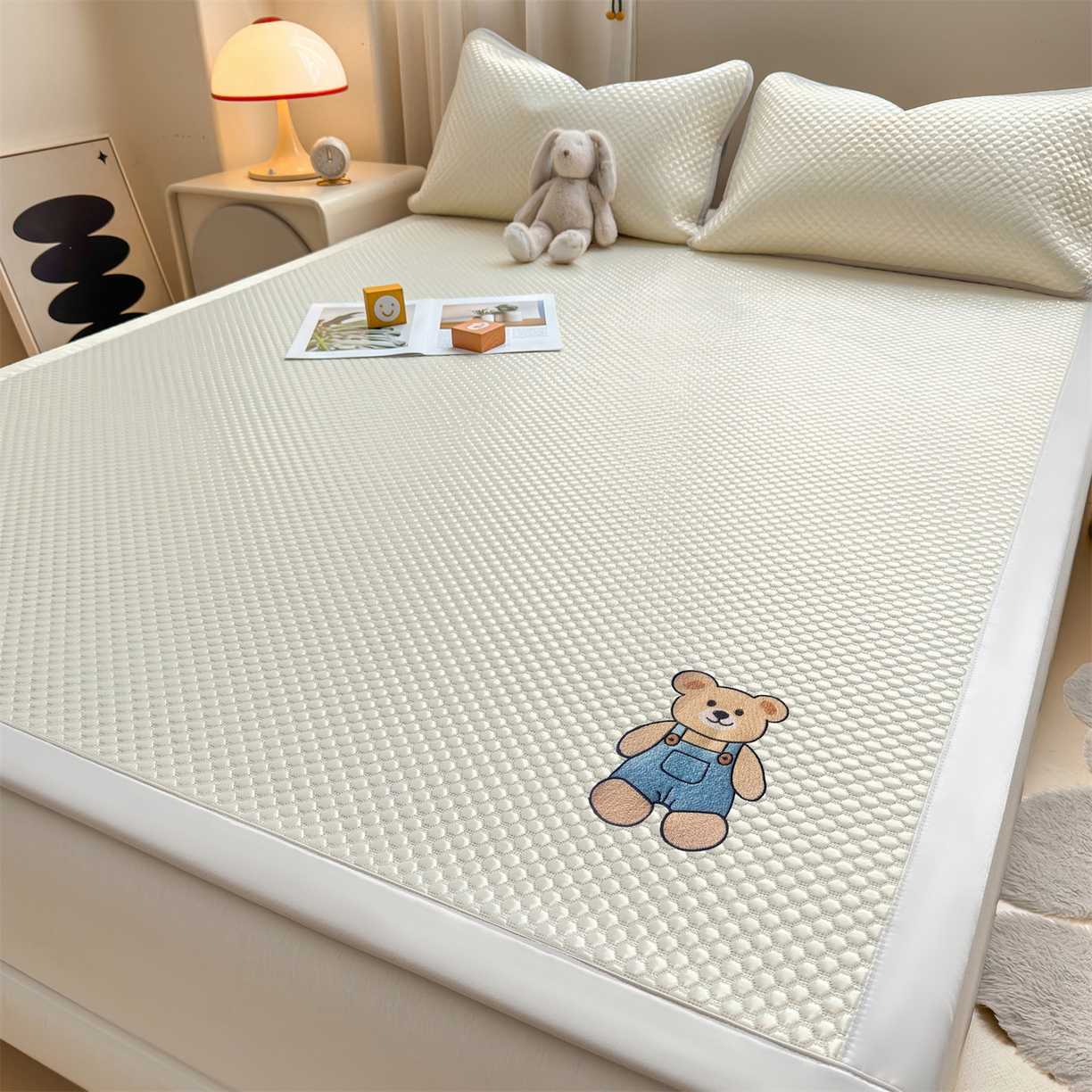 91家纺网 家纺一手货源 找家纺 雯豆家纺 2026夏季新款绣花豆豆压花凉席三件套加厚三明治平铺席子纯色卡通凉席 背带熊凉席款-米黄