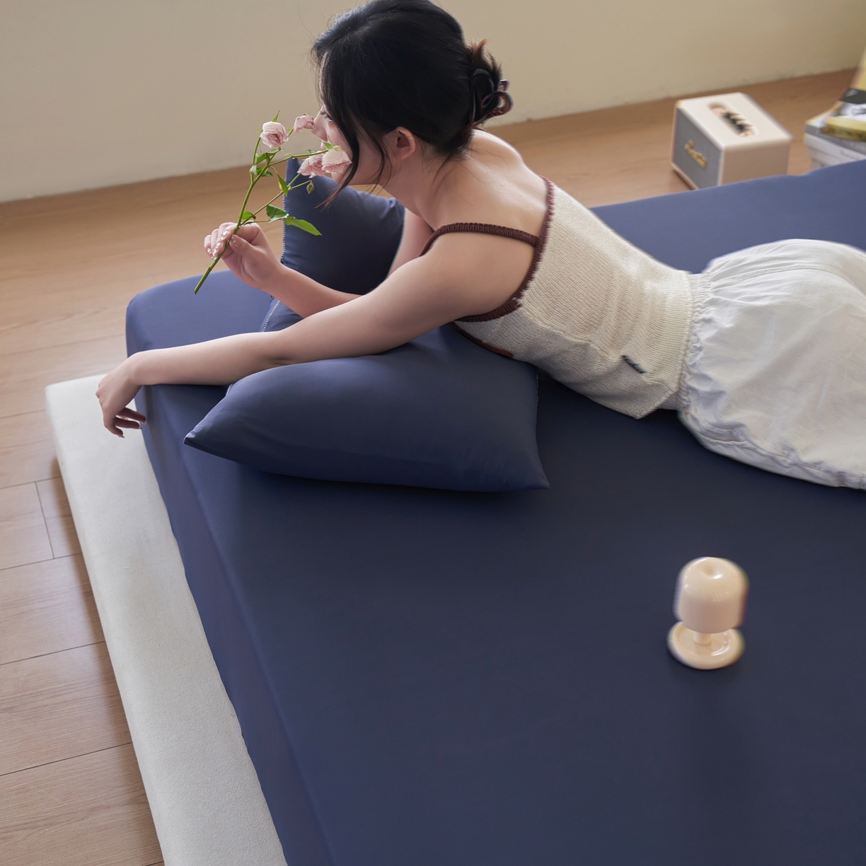 91家纺网 家纺一手货源 找家纺 亿梵家居 2026新款A类锦氨凉感床笠某姆同款冰皮纯色床笠全包围三件套 深睡蓝