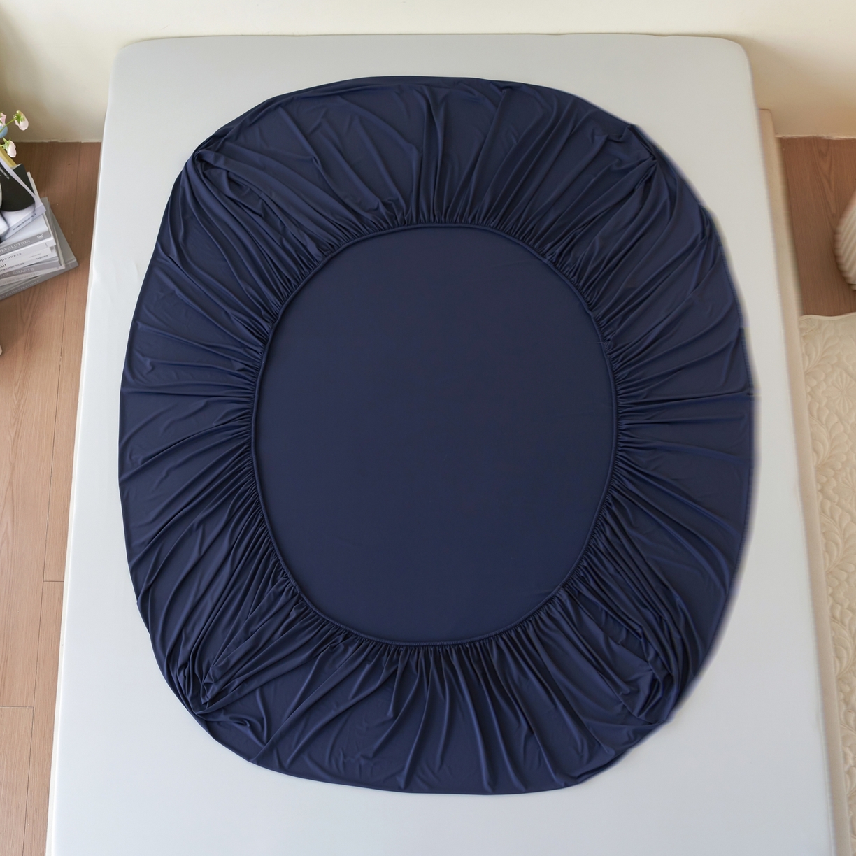 91家纺网 家纺一手货源 找家纺 亿梵家居 2026新款A类锦氨凉感床笠某姆同款冰皮纯色床笠全包围三件套 深睡蓝