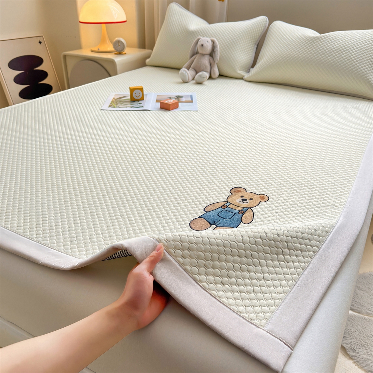 91家纺网 家纺一手货源 找家纺 雯豆家纺 2026夏季新款绣花豆豆压花凉席三件套加厚三明治平铺席子纯色卡通凉席 背带熊凉席款-米黄