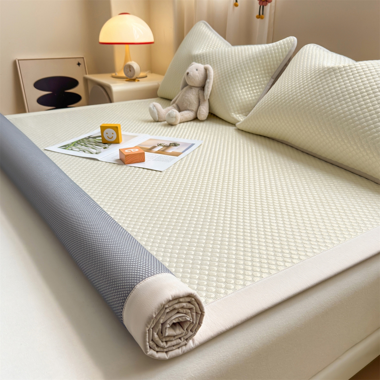 91家纺网 家纺一手货源 找家纺 雯豆家纺 2026夏季新款绣花豆豆压花凉席三件套加厚三明治平铺席子纯色卡通凉席 背带熊凉席款-米黄