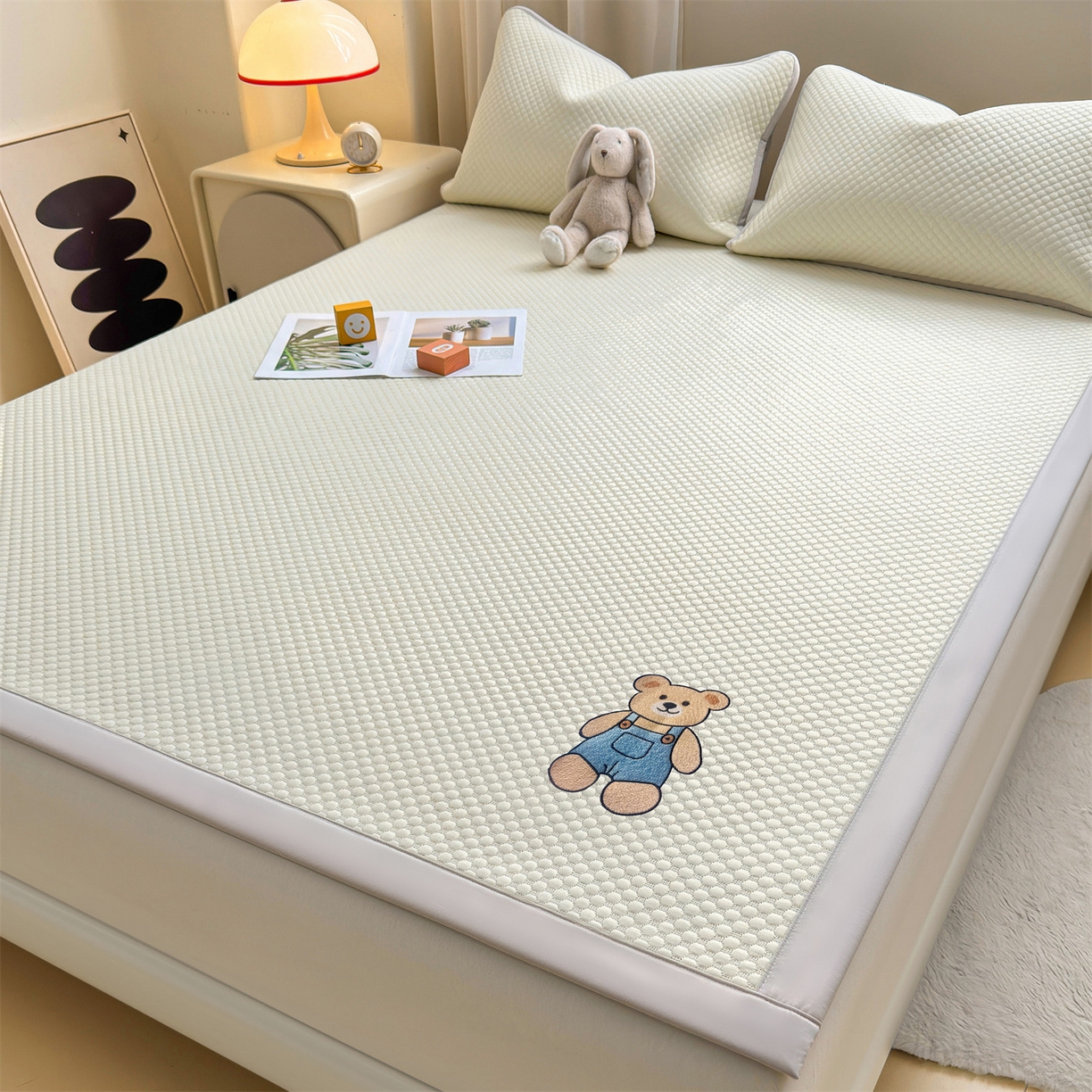 91家纺网 家纺一手货源 找家纺 雯豆家纺 2026夏季新款绣花豆豆压花凉席三件套加厚三明治平铺席子纯色卡通凉席 背带熊凉席款-米黄