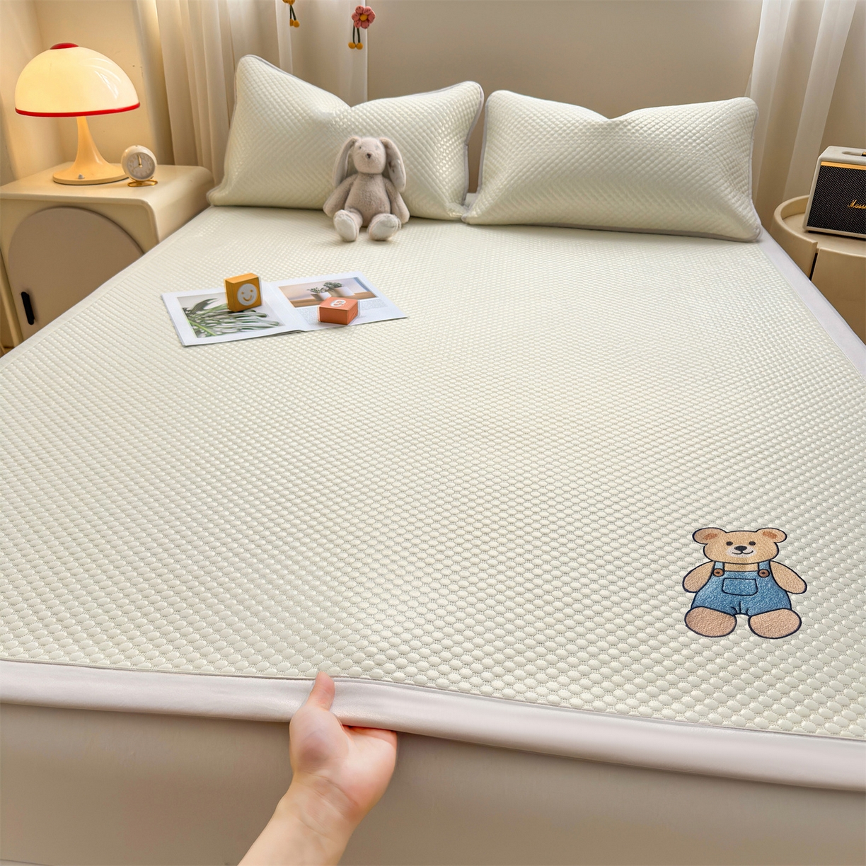 91家纺网 家纺一手货源 找家纺 雯豆家纺 2026夏季新款绣花豆豆压花凉席三件套加厚三明治平铺席子纯色卡通凉席 背带熊凉席款-米黄